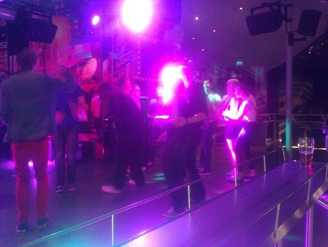 KIKilläiset bilettämässä